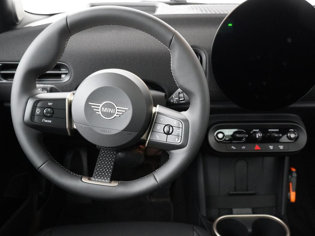MINI 5-deurs Cooper C Favoured | Pakket-L | Stuur- Stoelverw, Auto's, Mini, Gebruikt, 156 pk, Met garantie (alle), Leder en Stof