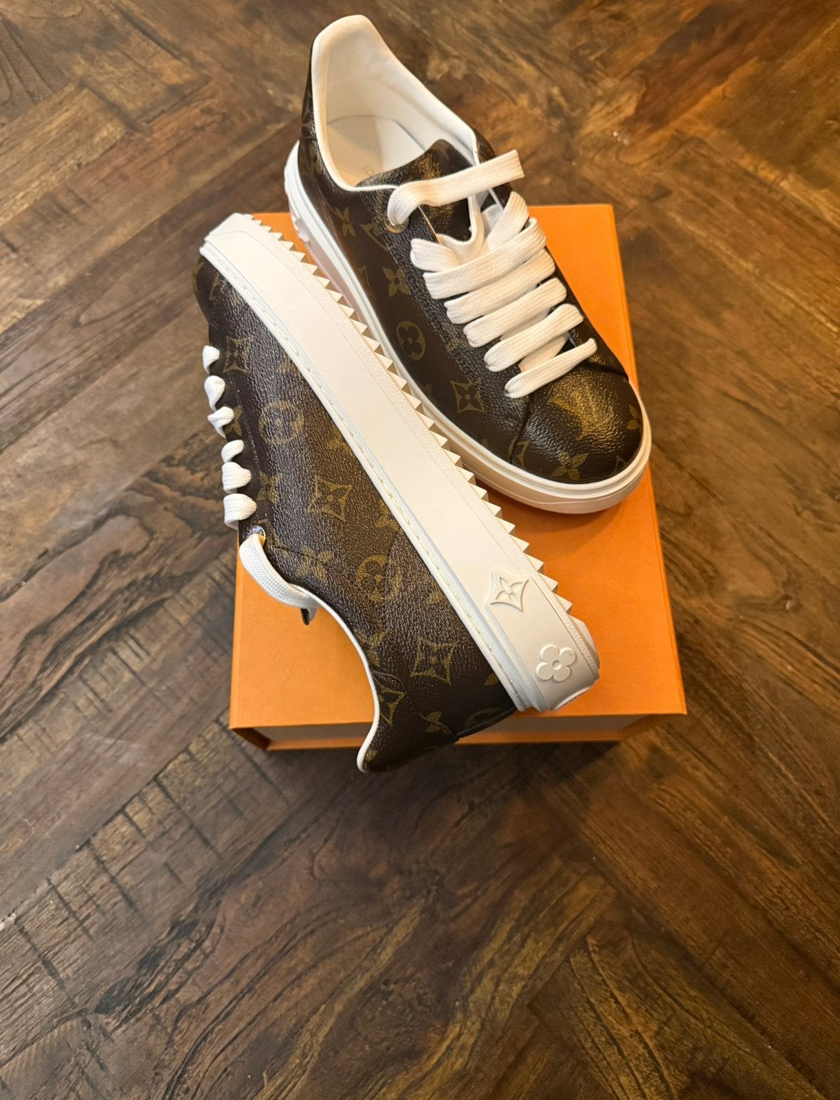 Louis Vuitton Time Out Sneaker | Nieuw | Bon aanwezig, Kleding | Dames, Schoenen, Ophalen of Verzenden, Zo goed als nieuw, Wit