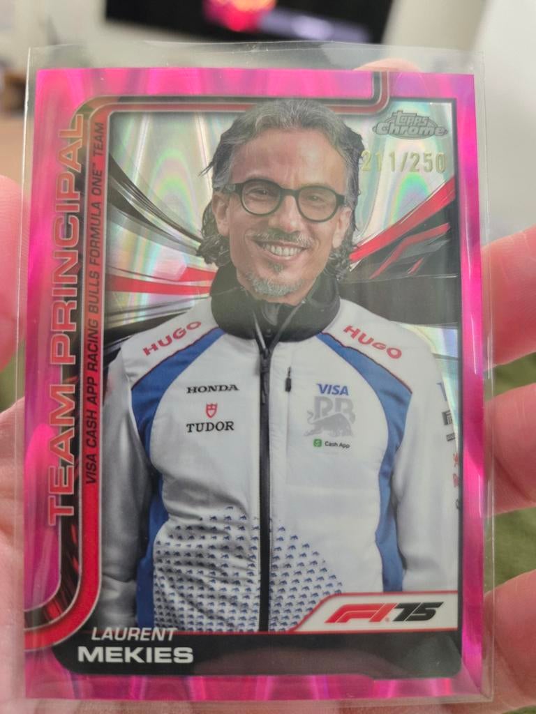 Laurent Mekies Topps Chrome F1 2025 Portrait /250 Roze, Verzamelen, Automerken, Motoren en Formule 1, Nieuw, Formule 1, Ophalen of Verzenden