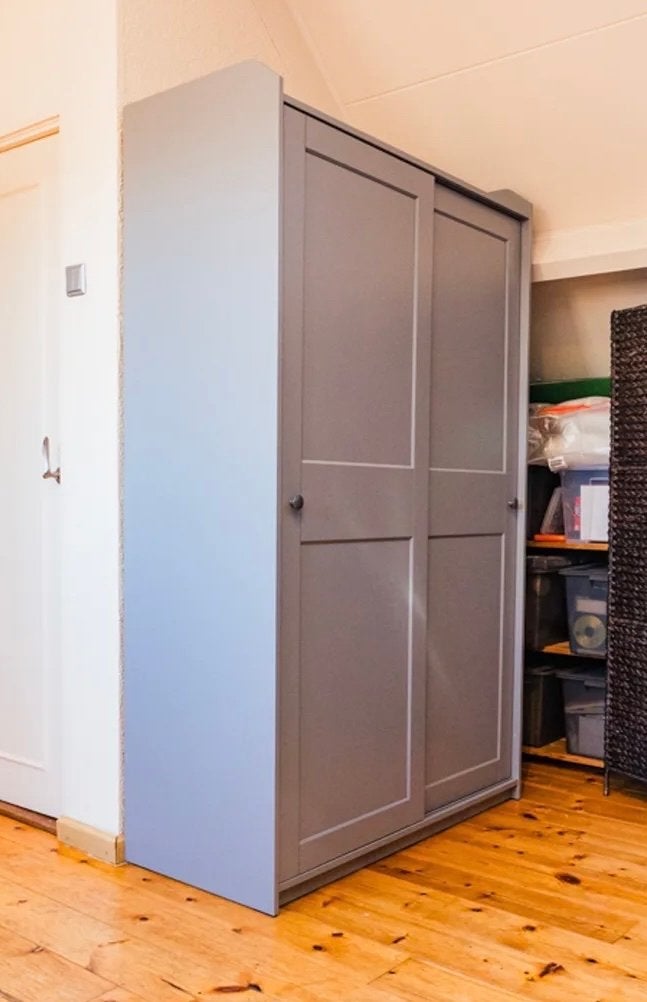 Grijze kledingkast met schuifdeuren, Huis en Inrichting, Kasten | Kledingkasten, Ophalen, Met deur(en), Gebruikt, 100 tot 150 cm