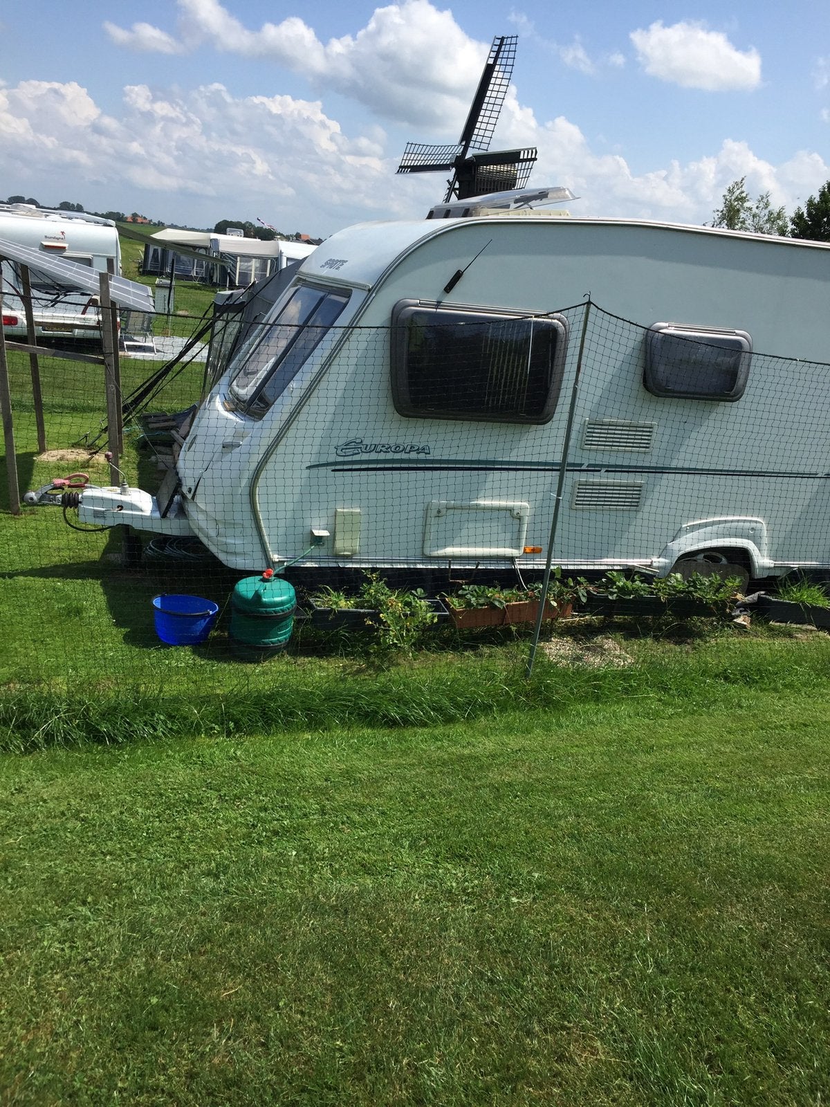 Sprite Europa 495, Caravans en Kamperen, Caravans, Particulier, tot en met 4, 1000 - 1250 kg, Treinzit, Sprite, Frans bed, 5 tot 6 meter