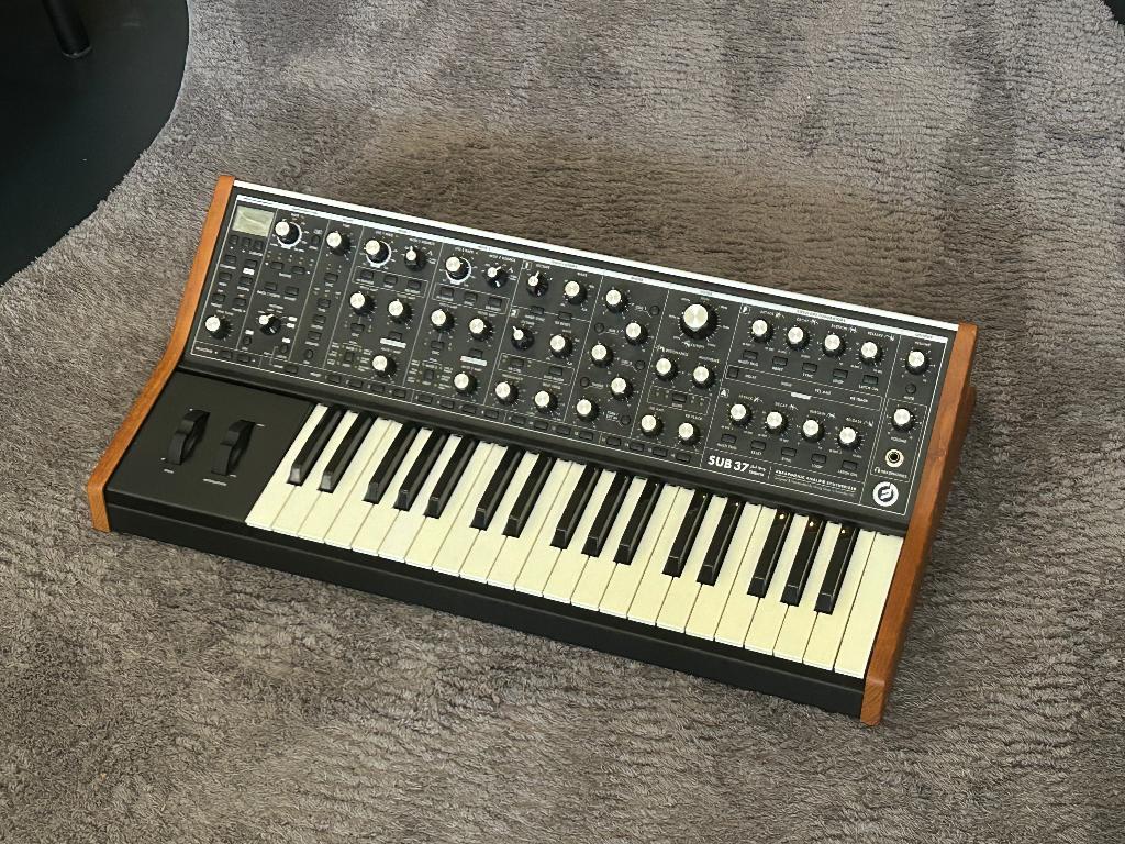 Moog Sub37, Muziek en Instrumenten, Synthesizers, Ophalen, Zo goed als nieuw, Overige aantallen, Overige merken