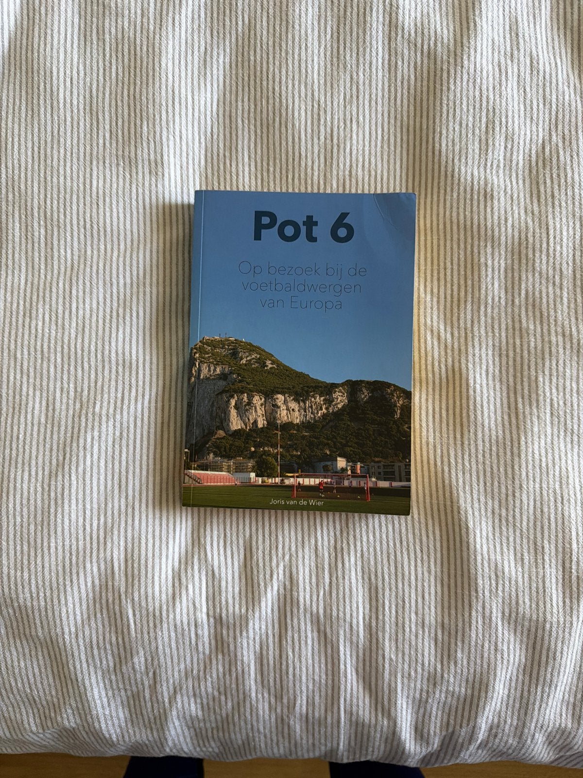 Pot 6: Op bezoek bij de voetbaldwergen van Europa, Boeken, Ophalen of Verzenden, Zo goed als nieuw, Balsport