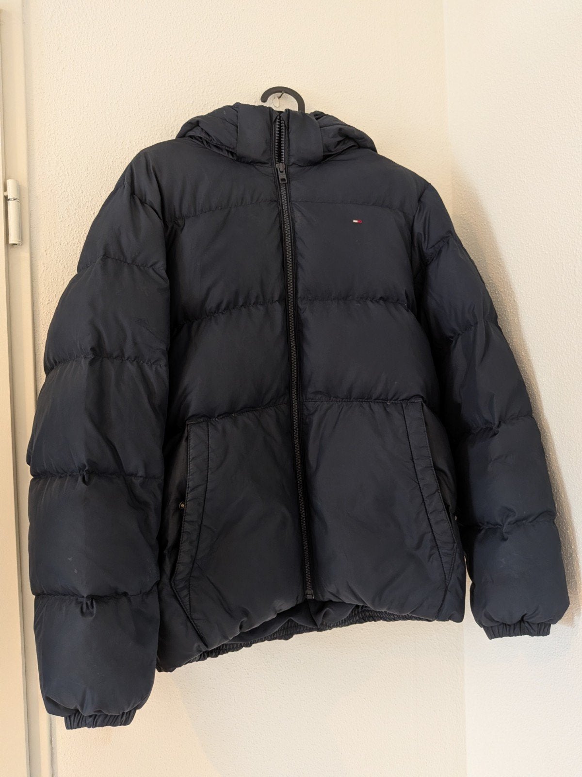 Tommy Hilfiger Puffer Jas - Maat 164 - Mint conditie, Kleding | Heren, Ophalen, Zwart, Tommy Hilfiger, Overige maten