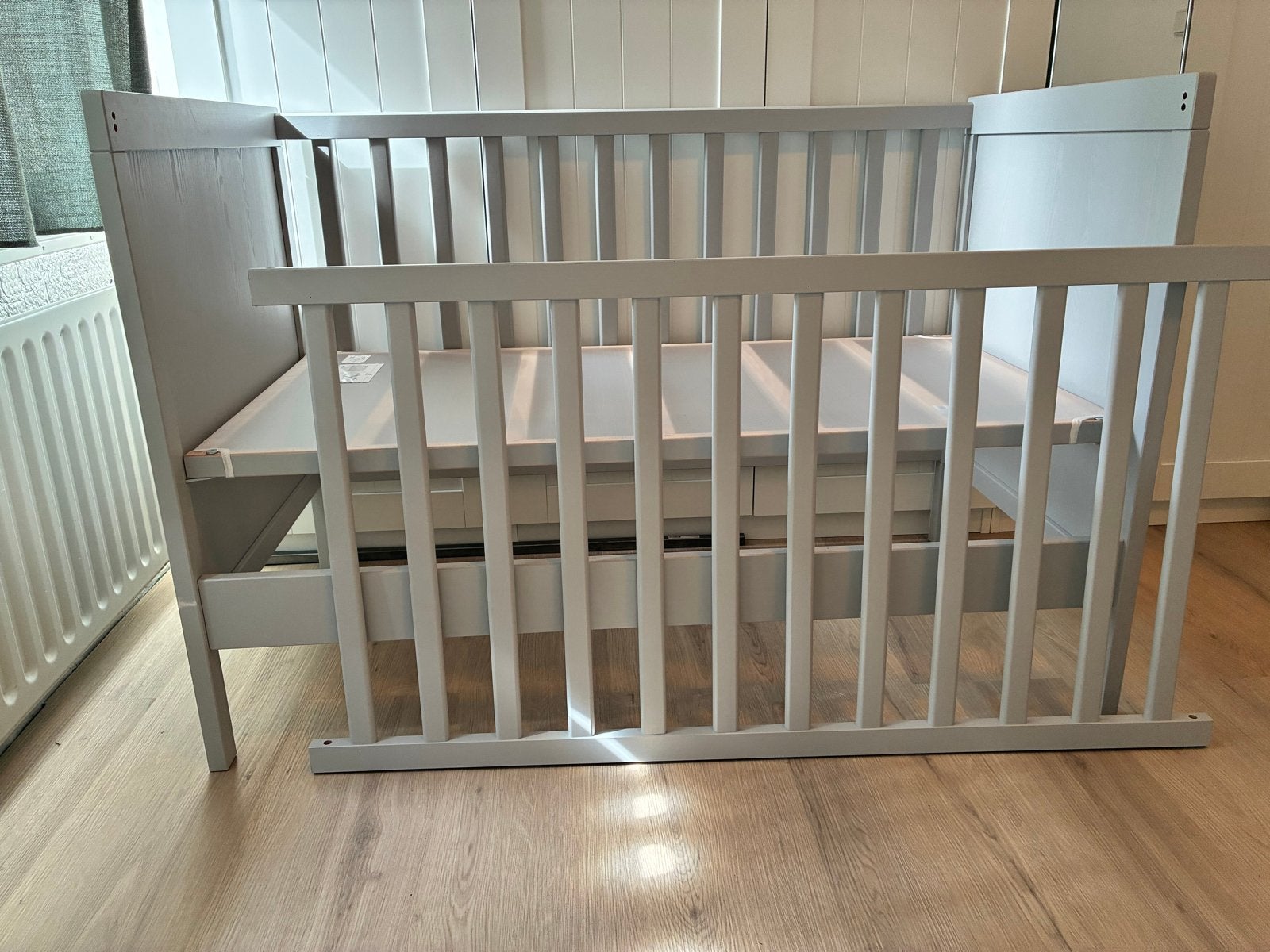 Ikea Sudvink babybedje ledikant 60x120 lichtgrijs, Ophalen, 70 cm of minder, 190 cm of minder, Grijs
