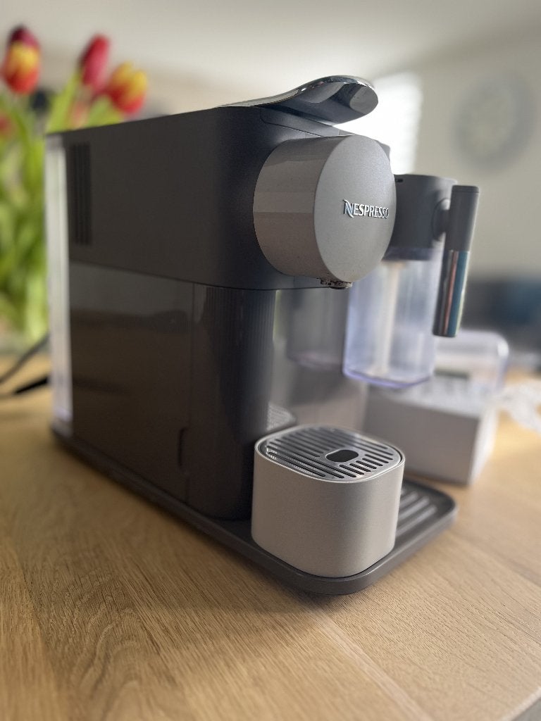 Delonghi Nespresso Lattissima One, Gebruikt, Espresso apparaat, Ophalen of Verzenden, 2 tot 4 kopjes