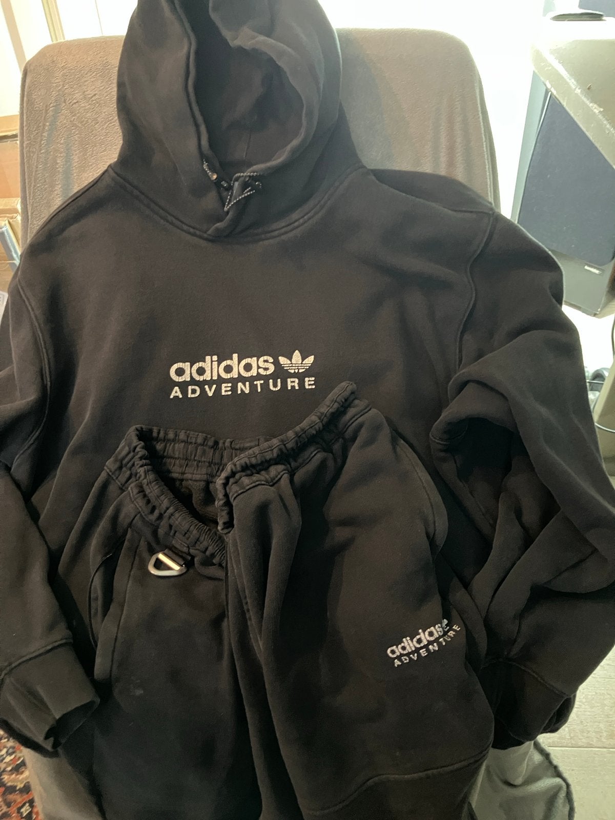 Adidas Adventure Trainingspak Zwart Maat XL en L, Kleding | Heren, Ophalen of Verzenden, Gedragen, Zwart, Overige jeansmaten