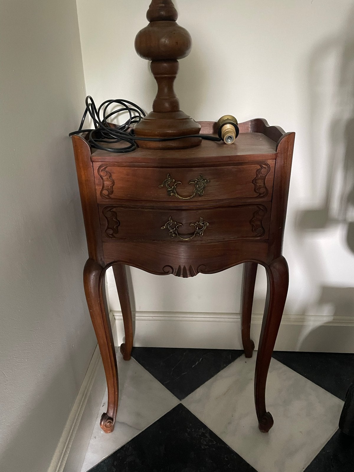 Vintage Frans Nachtkastje met Houtsnijwerk en Messing Detail, Antiek en Kunst, Ophalen