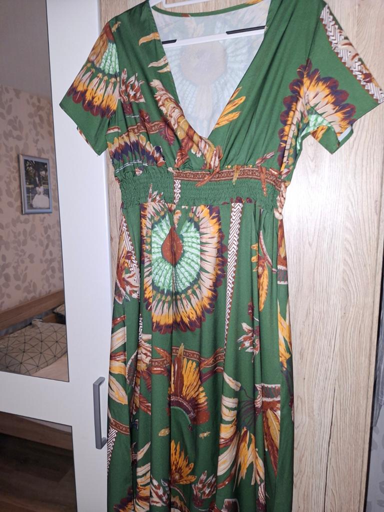 Glanzende Groene Jurk met Print - Maat 40, Maat 38/40 (M), Ophalen of Verzenden, Zo goed als nieuw, Onder de knie