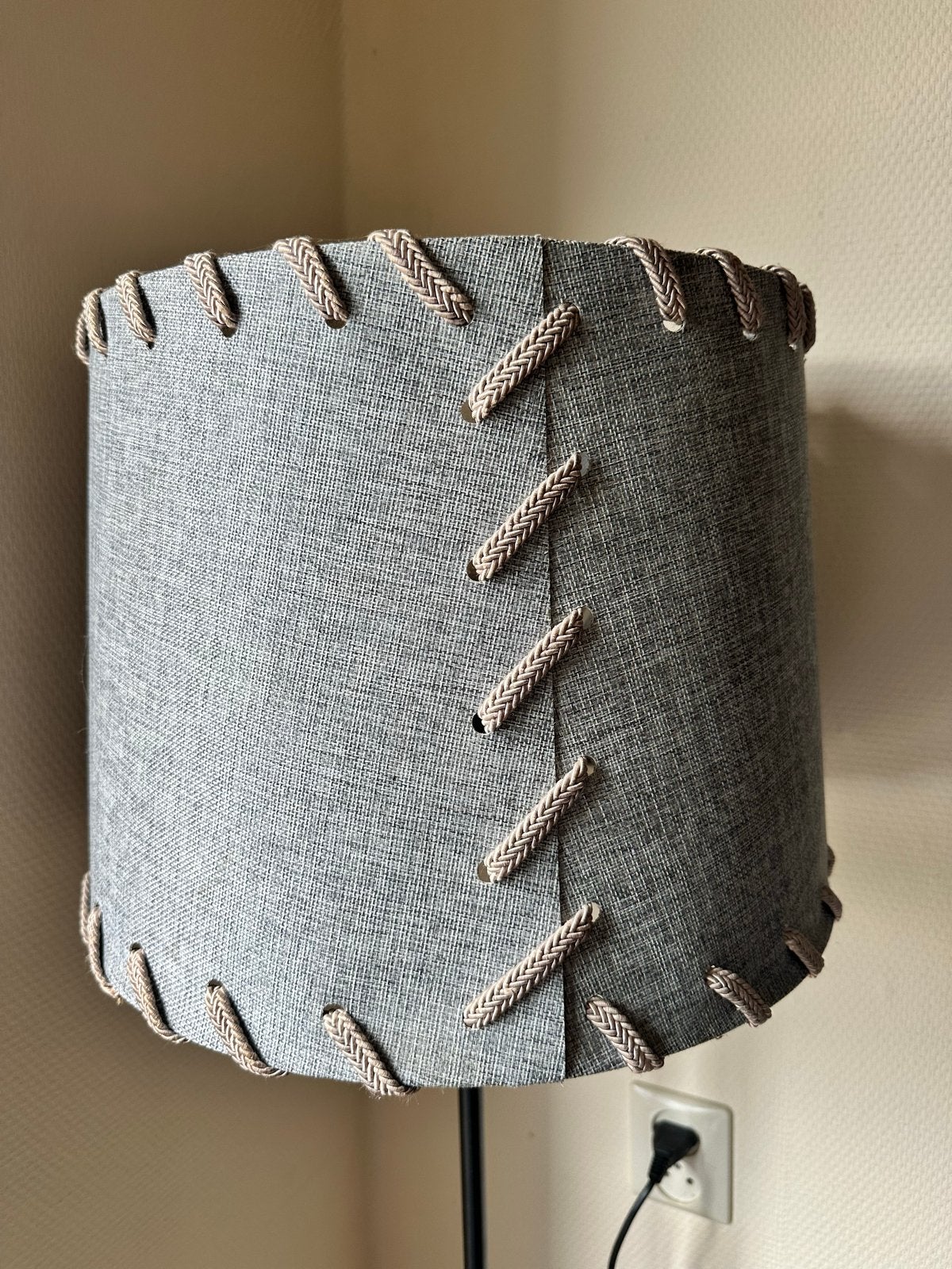 Grijze lampenkap met decoratieve stiksels, Huis en Inrichting, Lampen | Lampenkappen, Gebruikt, Rond, Ophalen of Verzenden, Textiel
