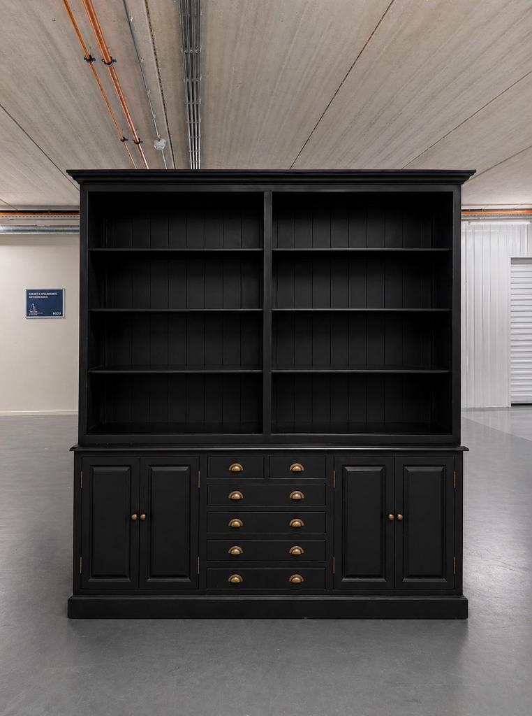 Zwarte luxe Boekenkast/ Buffetkast met deurtjes  #K32
