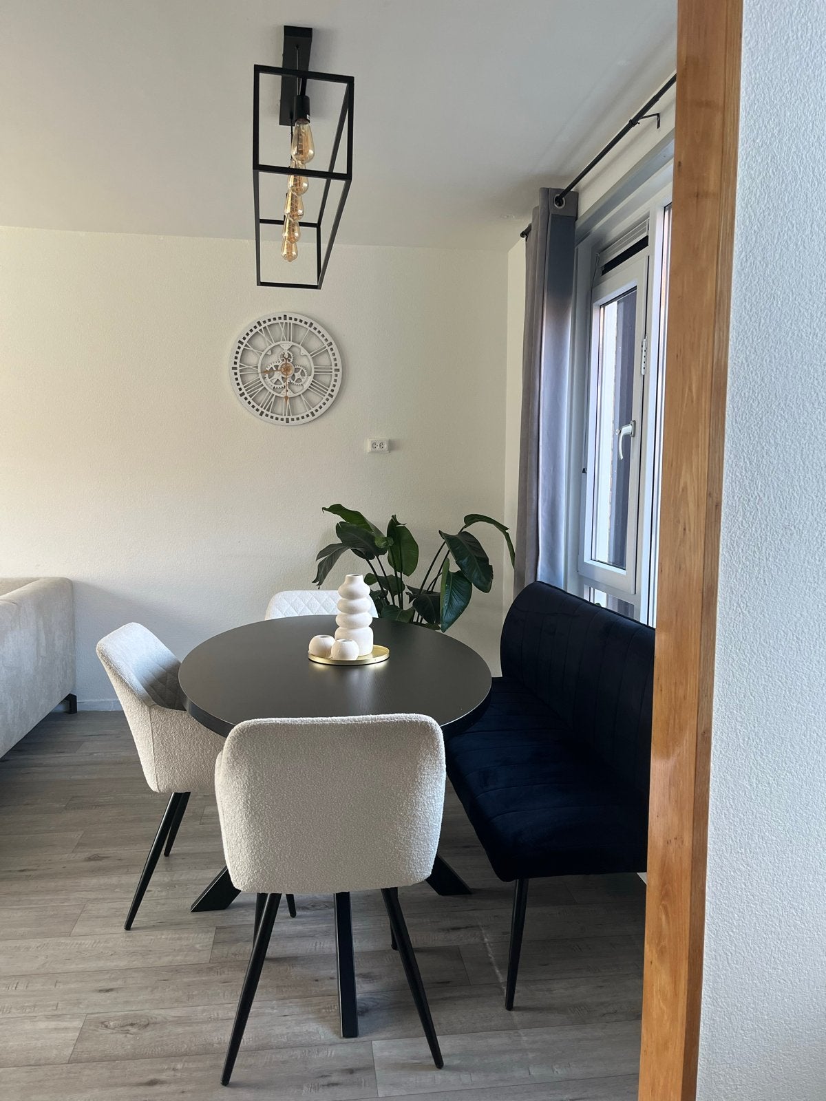 Eettafel met 4 stoelen en een eetbank, Ophalen, Hout, Zwart, Zo goed als nieuw
