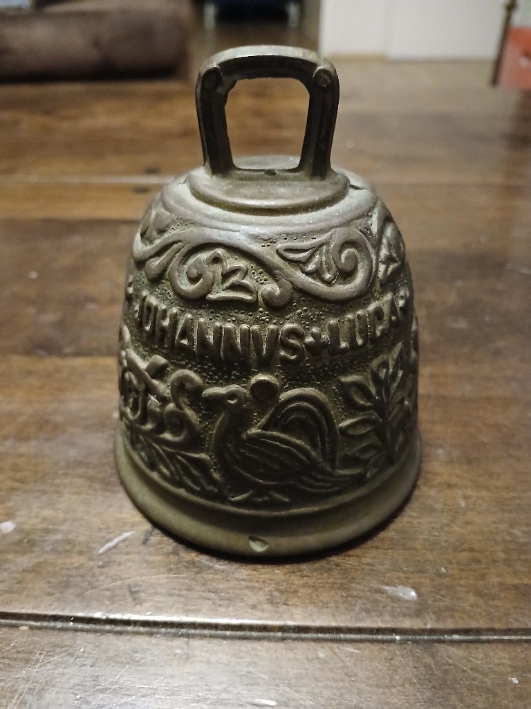 Antieke grote bronzen Heiligdomsbel met afbeeldingen, Ophalen of Verzenden, Koper