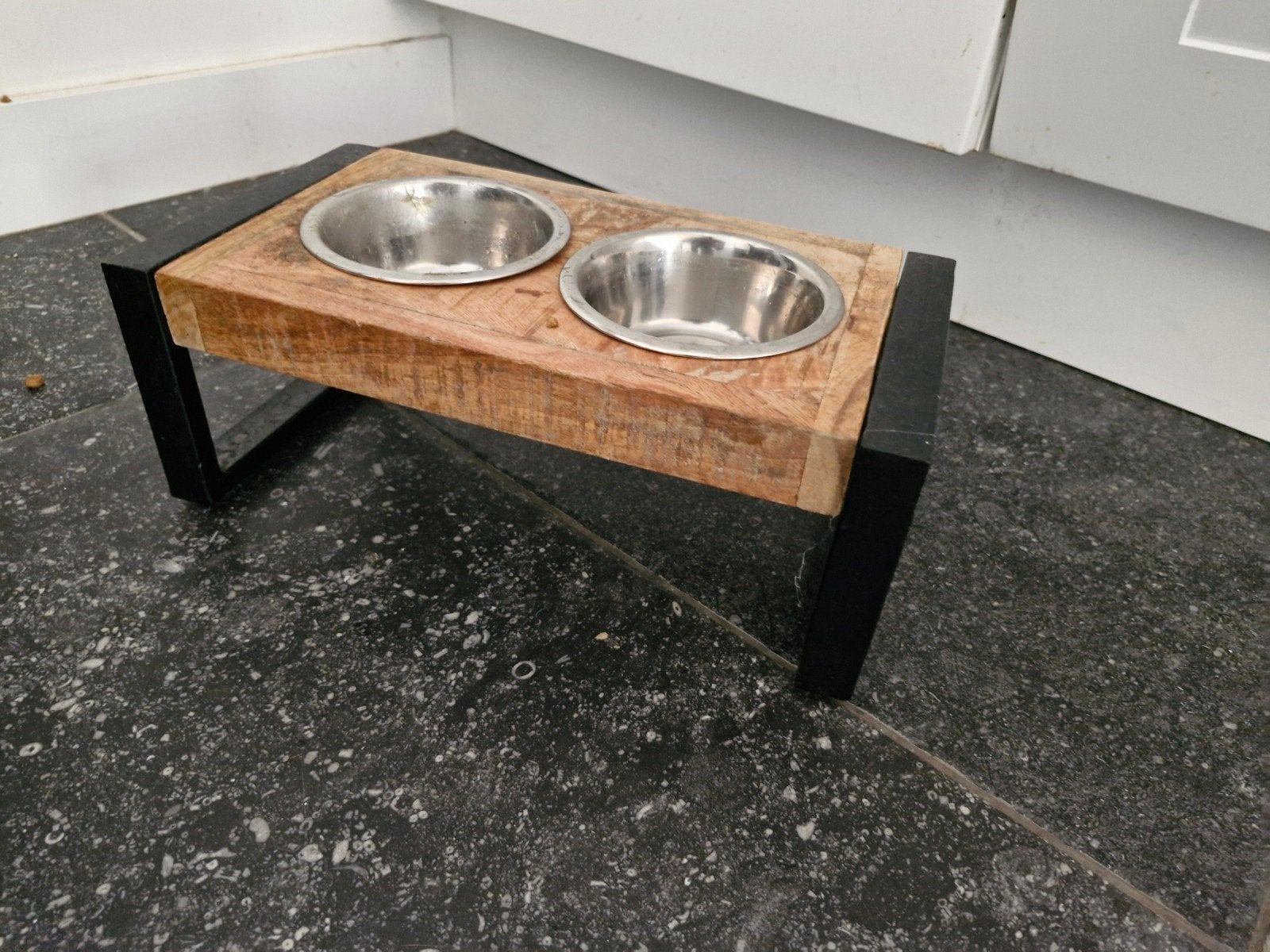 meubel met katten voerbakjes, Ophalen