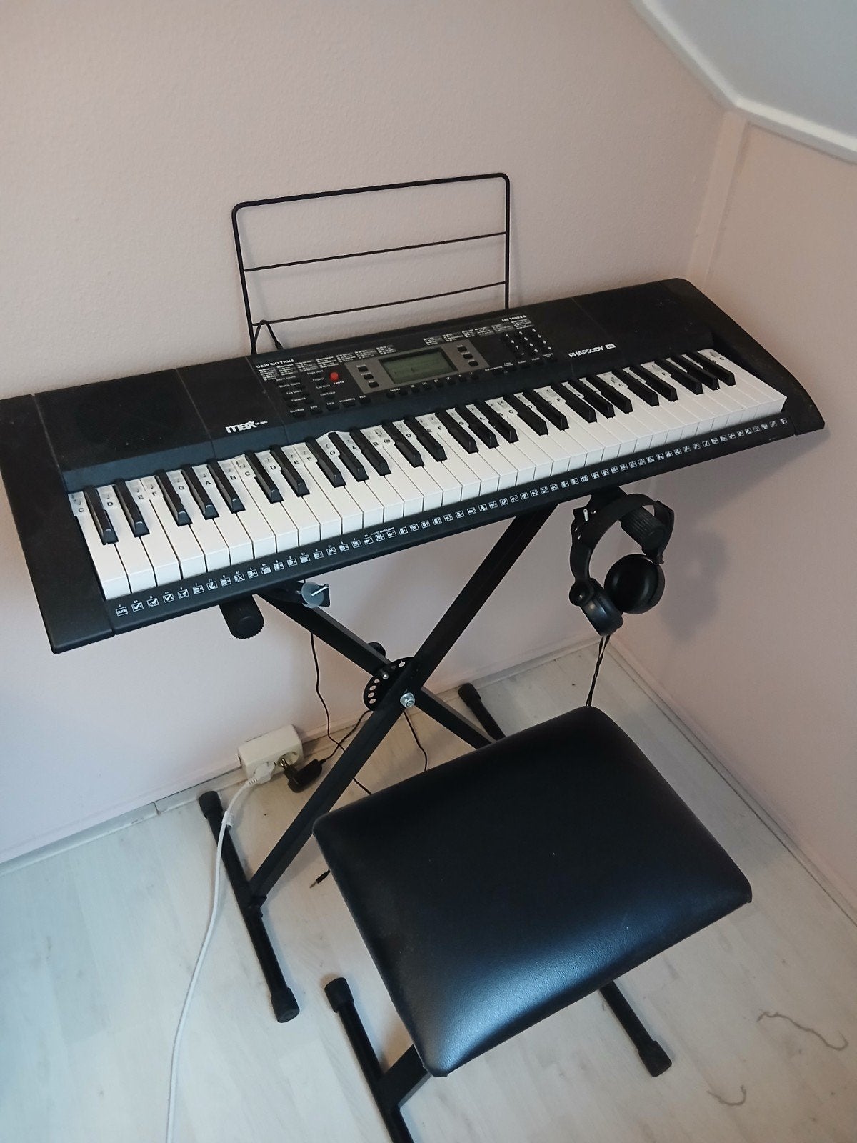 keyboard 300  rhythms  met koptelefoon en stoeltje, Muziek en Instrumenten, Keyboards, Ophalen of Verzenden, Zo goed als nieuw