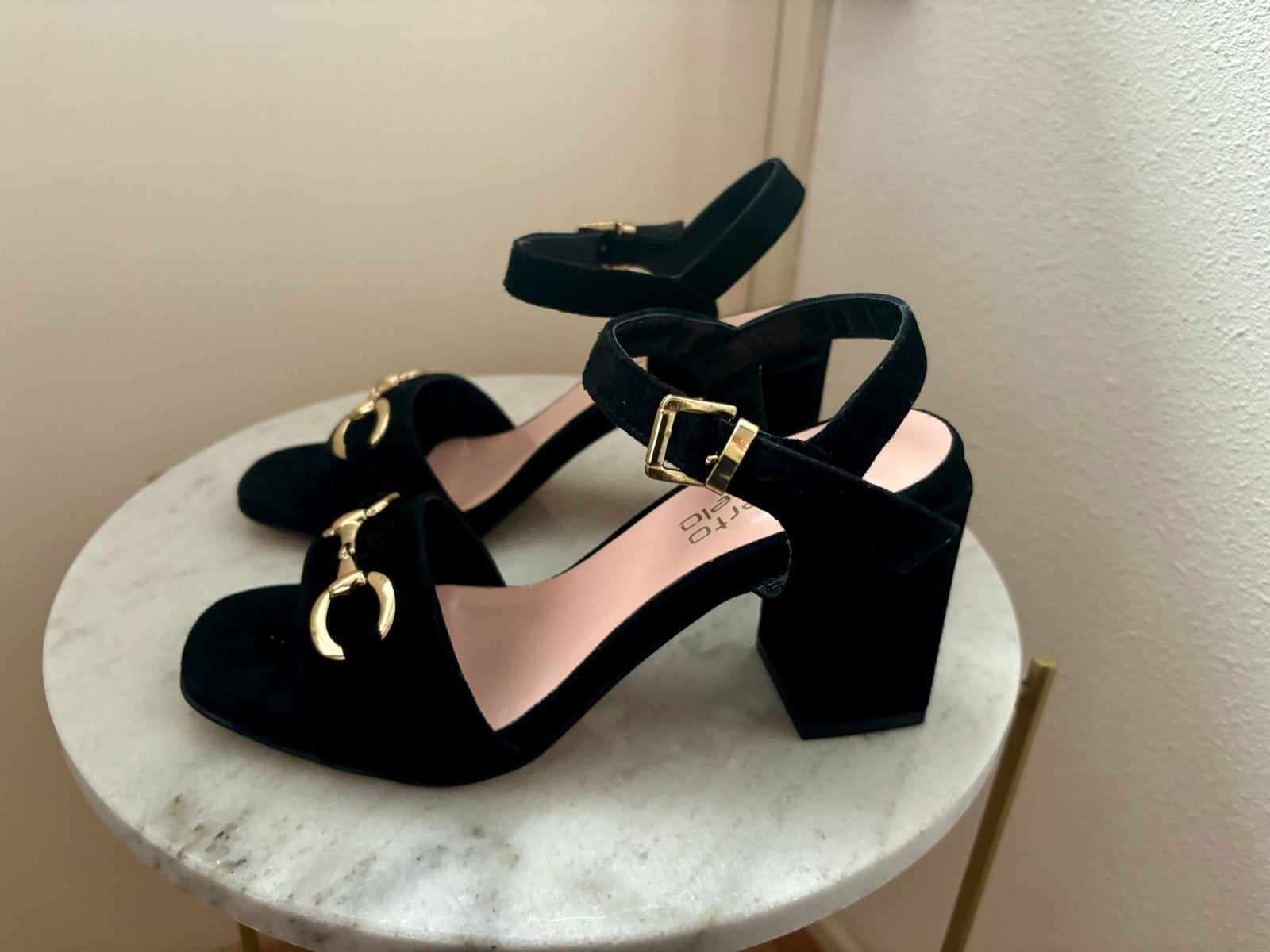 Roberto d'Angelo Zwarte Suède Sandalen met Gouden Gesp, Ophalen of Verzenden, Zo goed als nieuw, Zwart, Sandalen of Muiltjes