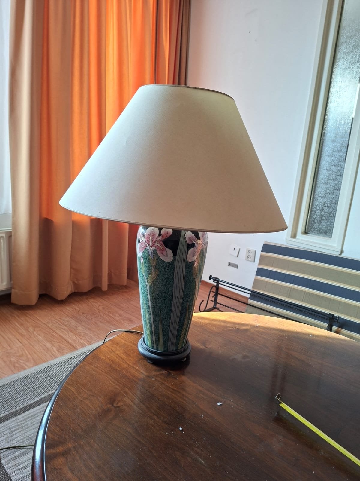 Tafellamp met bloemmotief en lichte kap, Ophalen