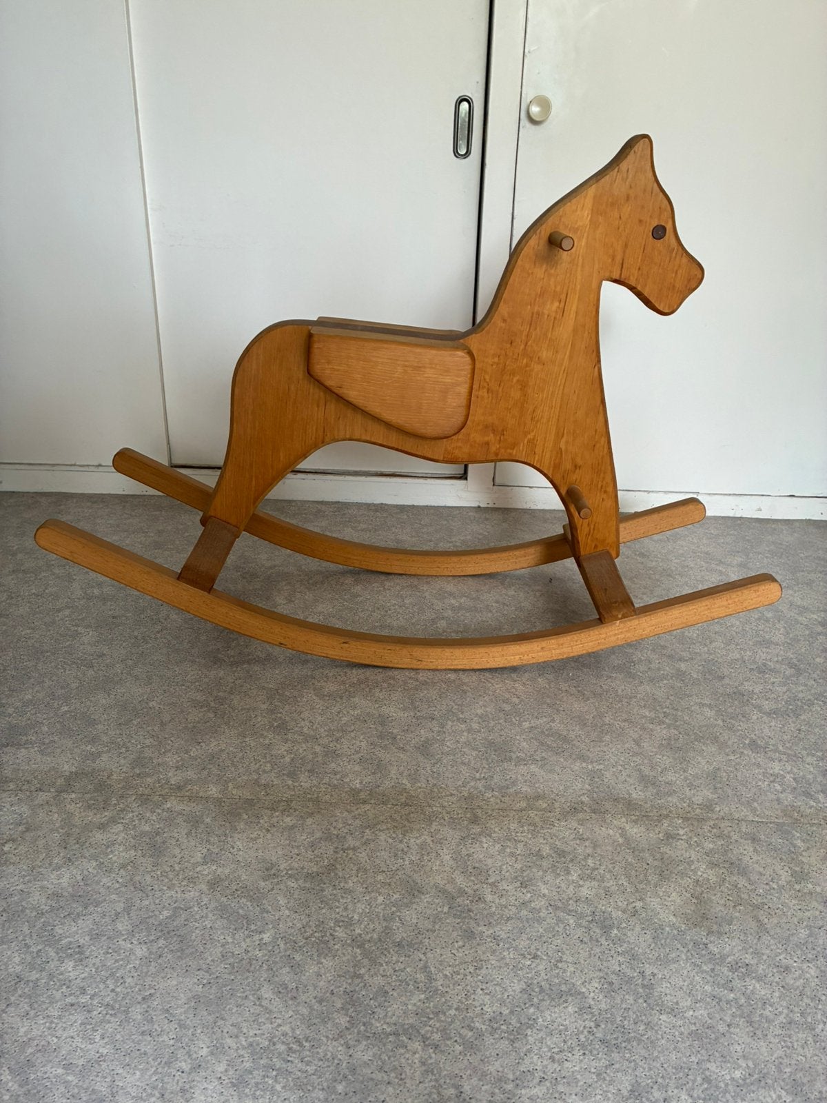 Mooi houten hobbelpaard, van de ossestal in Nauerna, Ophalen, Zo goed als nieuw