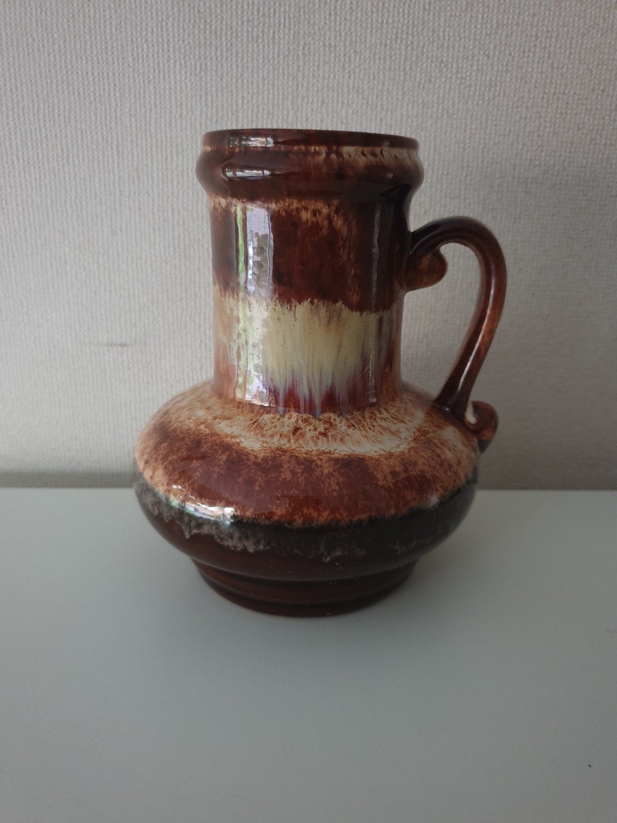 Vintage Strehla GDR 9012 vaas / kruik. H 14,5 cm. Bruin. Oor, Ophalen of Verzenden