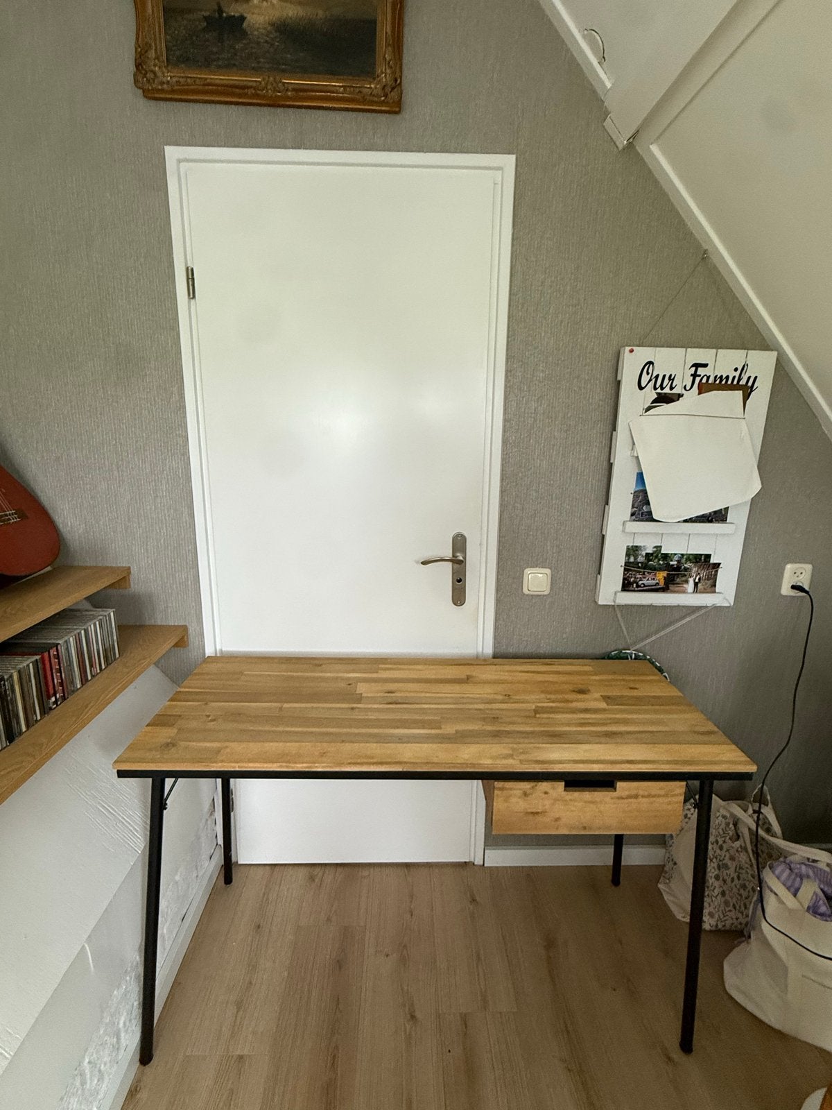 Houten bureau met lade en metalen onderstel, Huis en Inrichting, Ophalen, Gebruikt, Scandinavisch, 50 cm