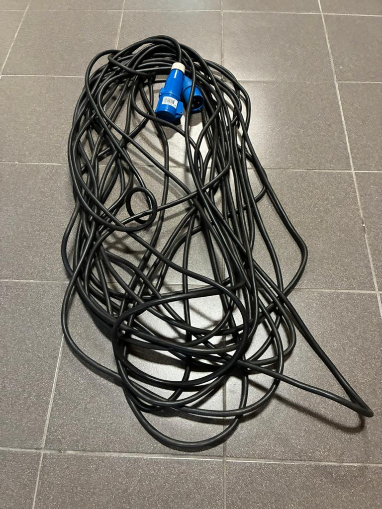 Verlengsnoer 30 meter met CEE stekker en contrastekker, Ophalen of Verzenden, Gebruikt, Kabel of Snoer