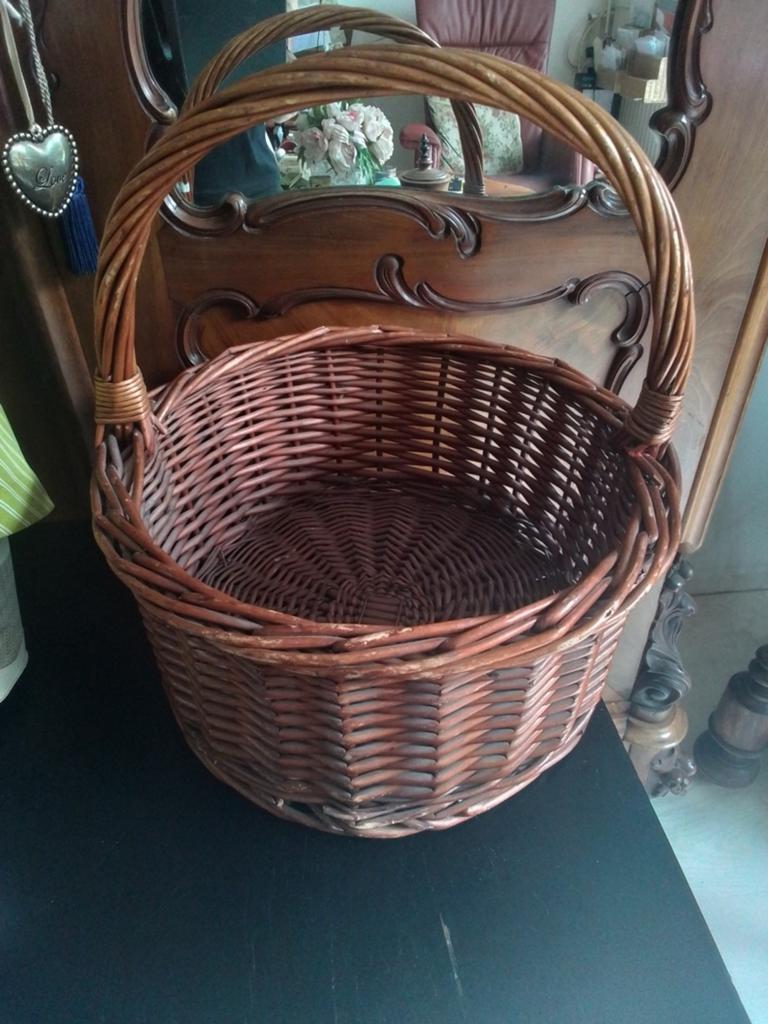 Grote rieten mand met hengsel - Rond 30 cm, Huis en Inrichting, Woonaccessoires | Schalen en Manden, Ophalen of Verzenden