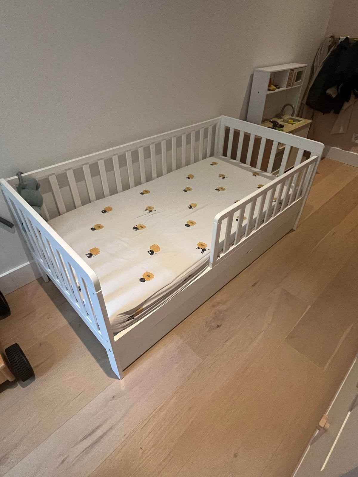 Petite Amélie Peuterbed/Juniorbed met opberglade en matras, Kinderen en Baby's, Kinderkamer | Bedden, 70 tot 85 cm, Zo goed als nieuw