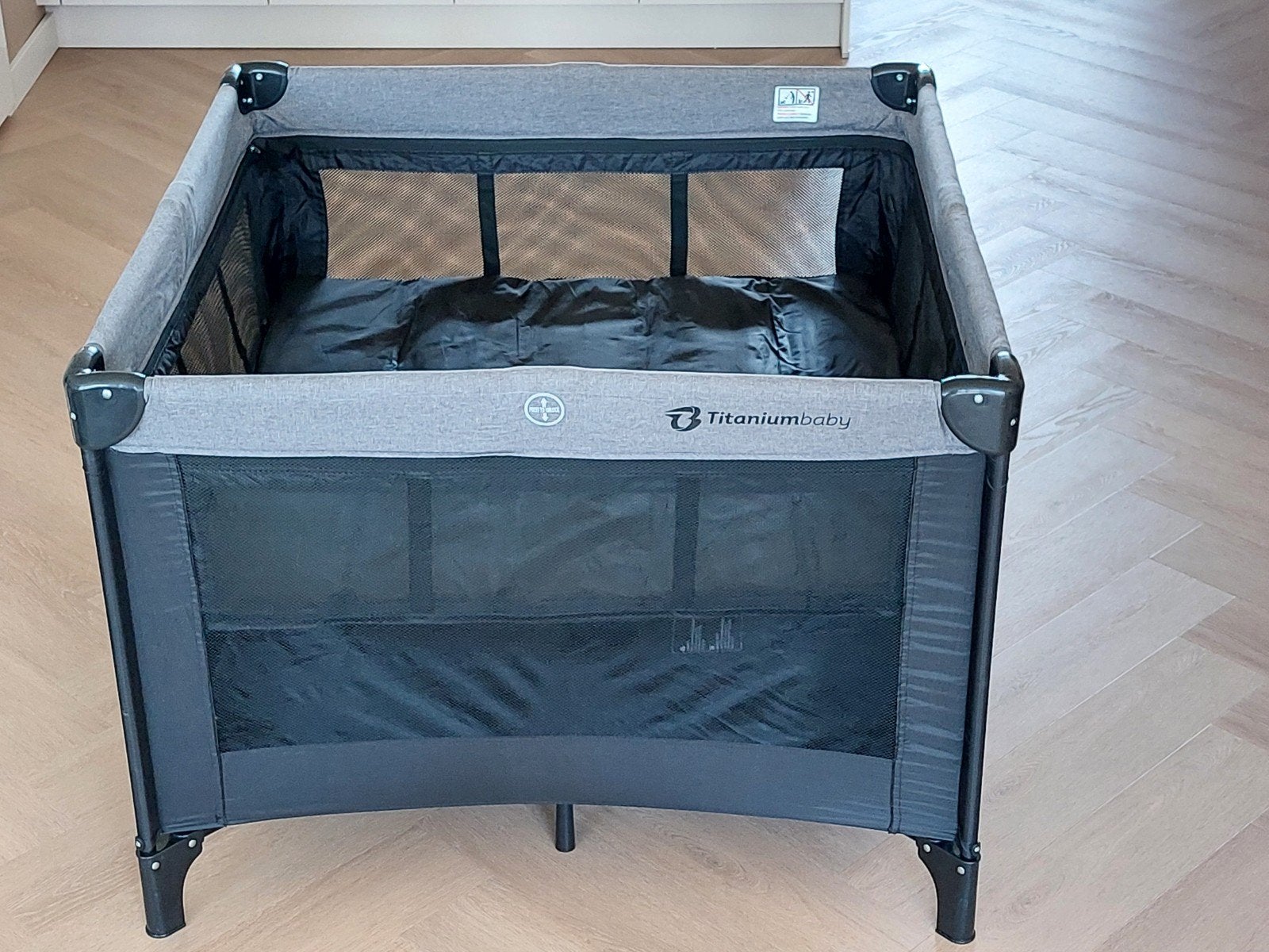 Titanium opvouwbare babybox met verhoger en boxkleed, Ophalen, Zo goed als nieuw, Overige typen