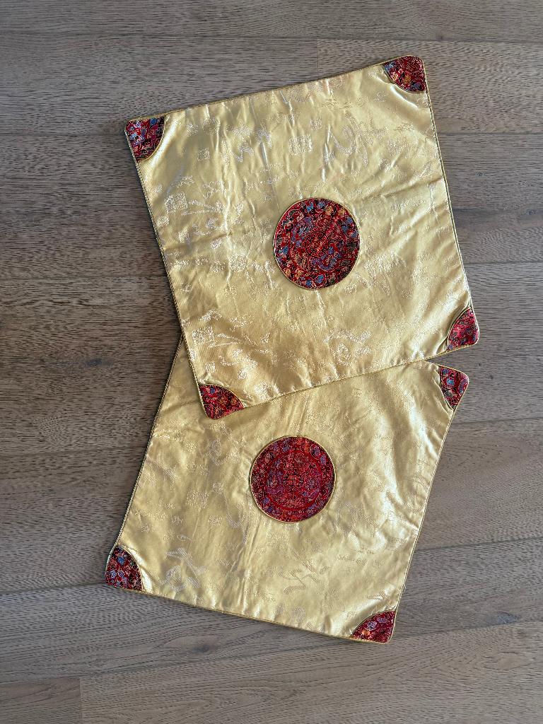 2x geel/goudkleurige Chinese kussensloop/hoes, Ophalen of Verzenden, Nieuw, Overige kleuren, Vierkant