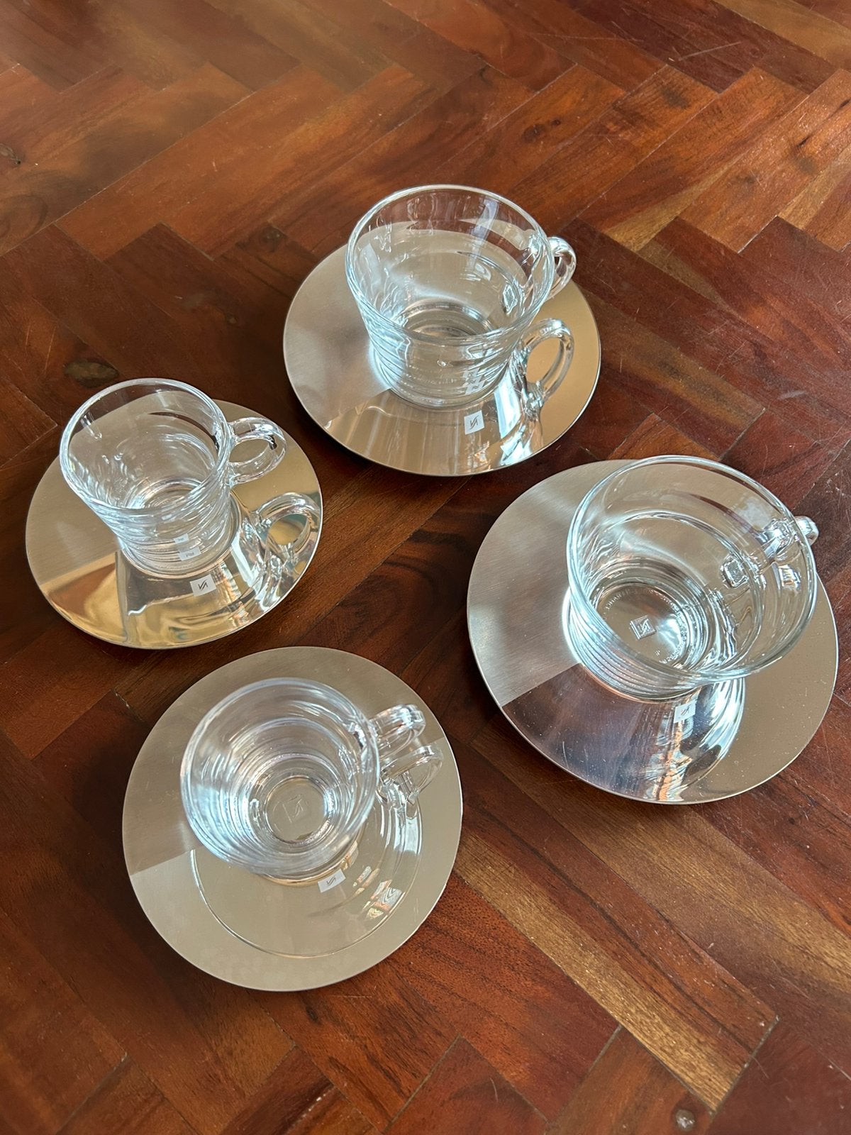 4 Nespresso View kopjes met rvs schotels, Ophalen of Verzenden, Overige stijlen, Kop(pen) en/of Schotel(s), Glas