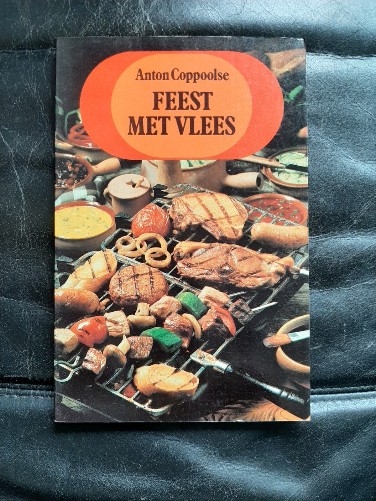 Feest met Vlees - Anton Coppoolse, Ophalen of Verzenden, Zo goed als nieuw, Nederland en België