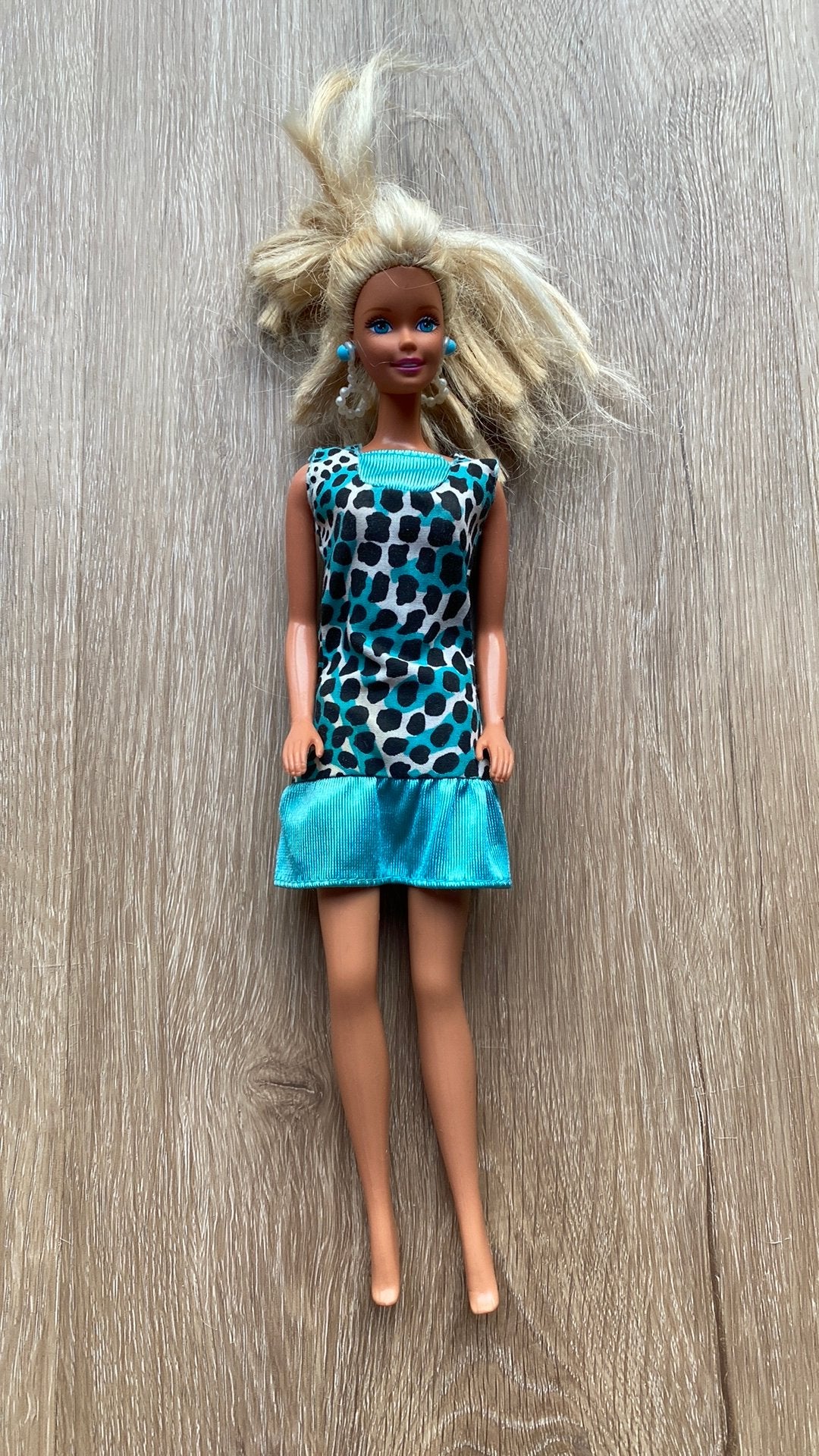 Vintage Barbie pop Mattel met oorbellen en outfitje uit 1966, Ophalen of Verzenden, Gebruikt, Barbie