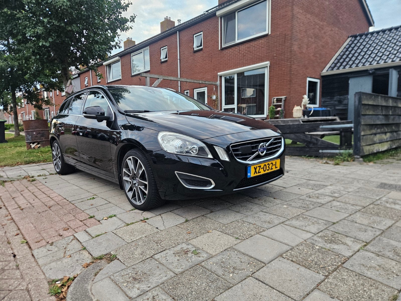 Volvo V60 T4F 180pk automaat 2011 Zwart, 1596 cc, Bluetooth, Beige, 4 cilinders