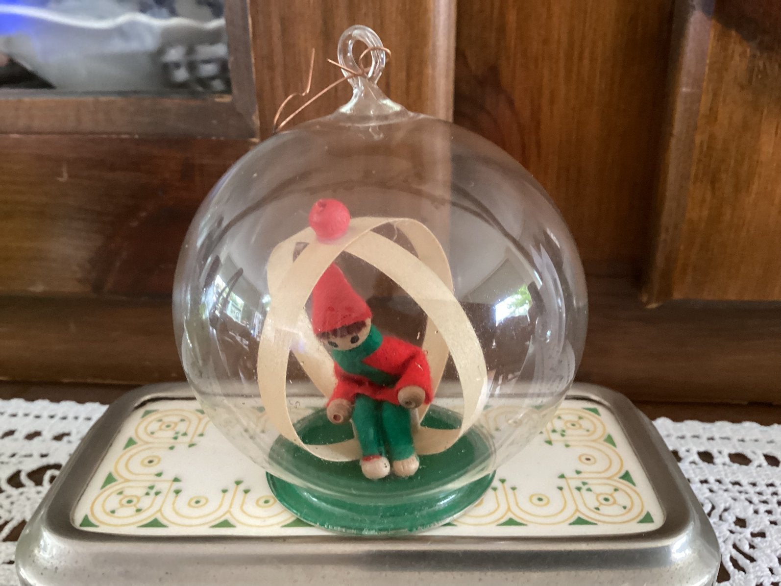 Vintage kunststof kerstornament bal met vilten kabouter,70 e, Ophalen of Verzenden, Zo goed als nieuw