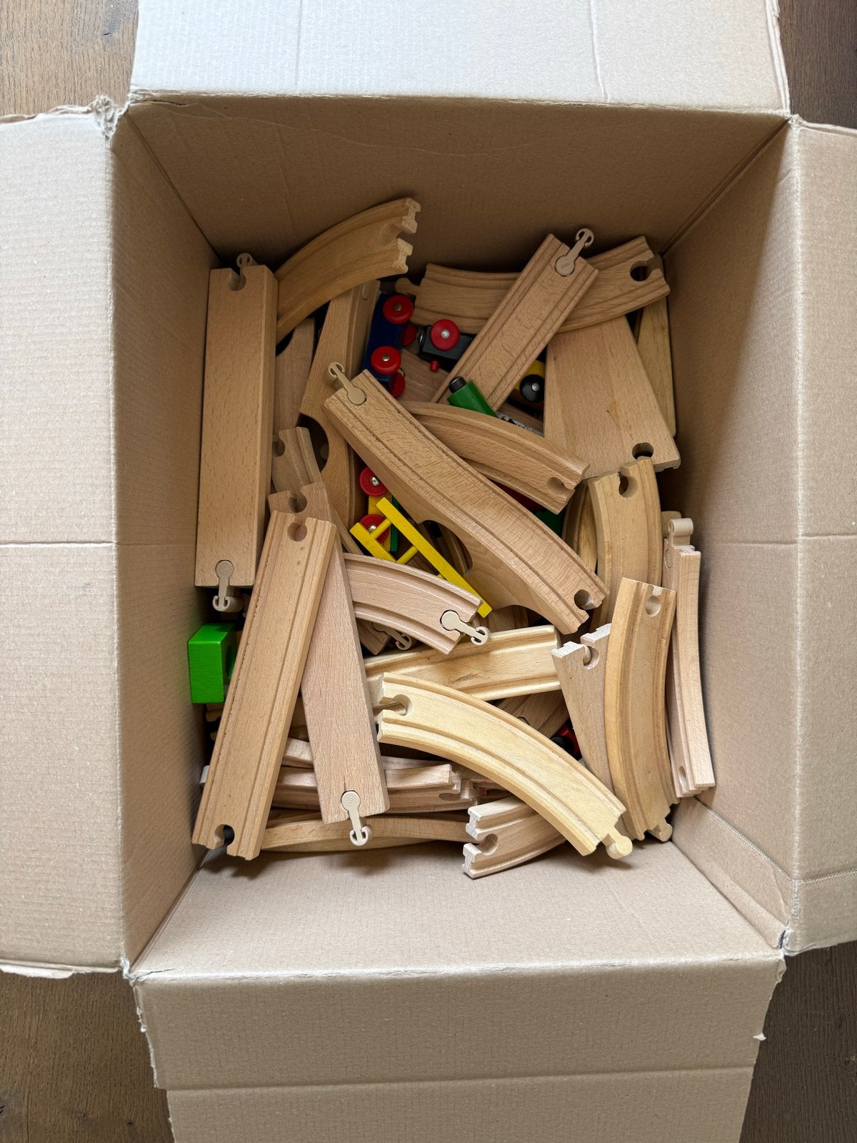 Grote doos met houten treinrails en accessoires, Ophalen of Verzenden, Gebruikt