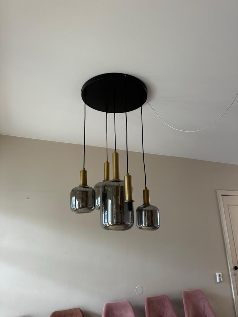 Moderne hanglamp met 5 glazen kappen (1 kapot), Ophalen, Gebruikt, Glas, 50 tot 75 cm