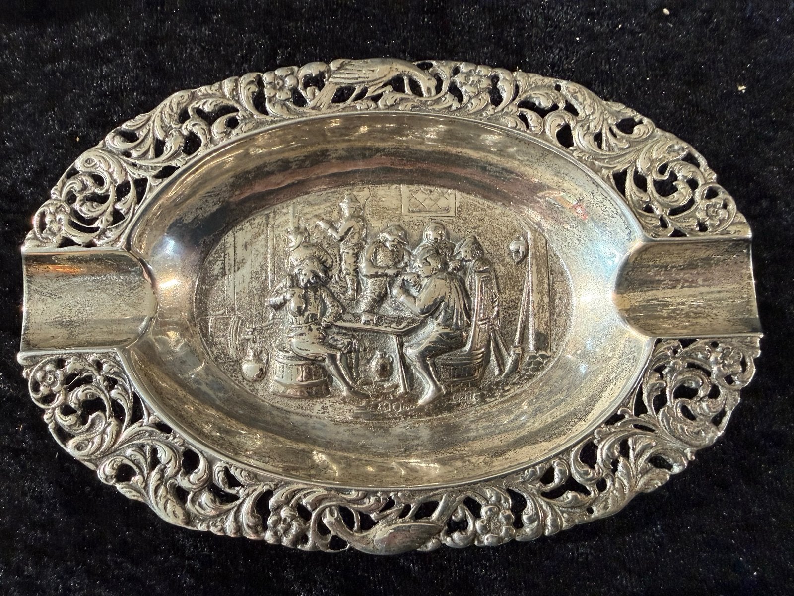 Zware Zilveren Asbak met Reliëfscène en Florale Motieven, Antiek en Kunst, Antiek | Goud en Zilver, Ophalen of Verzenden, Zilver