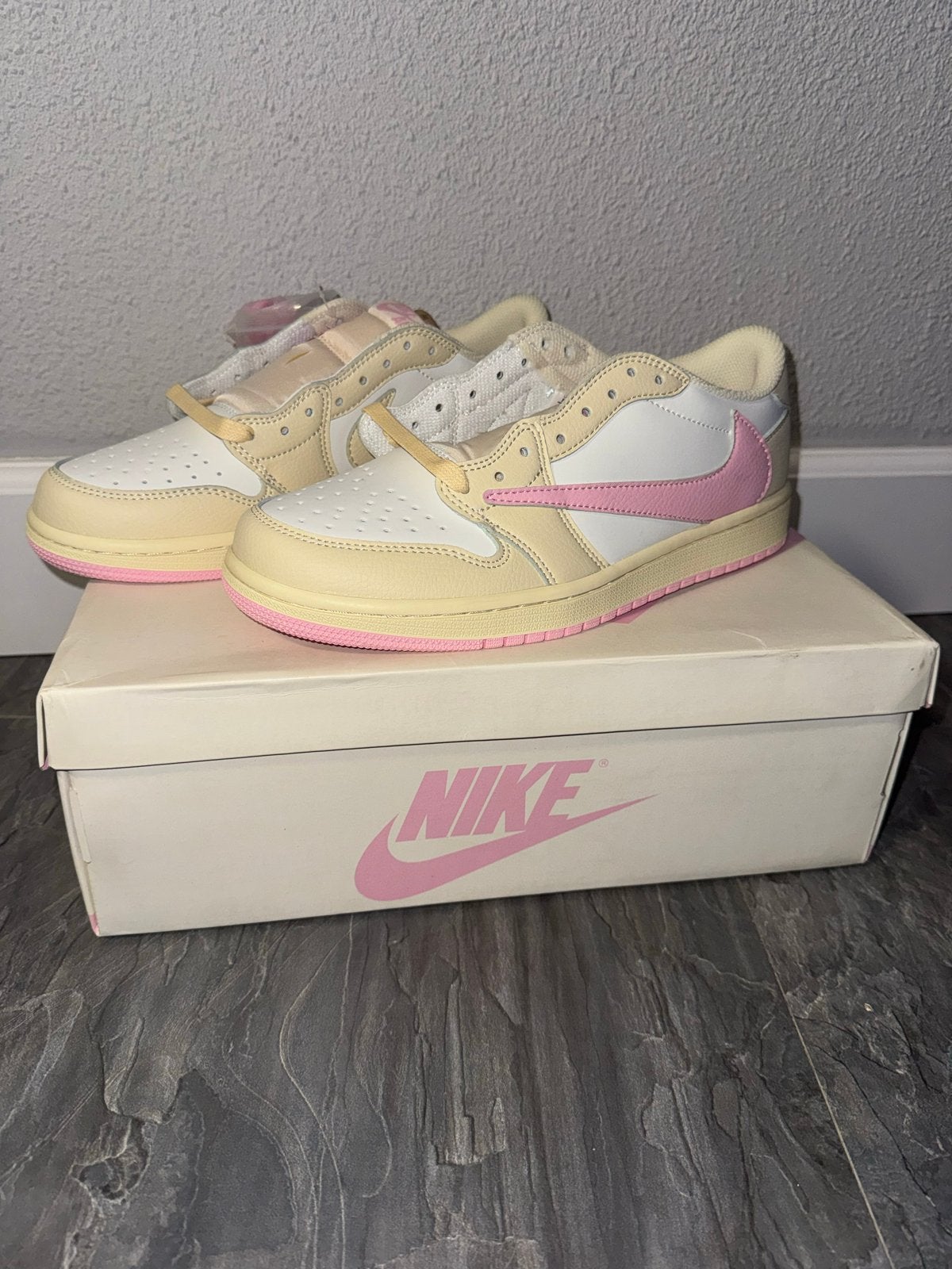 Nike x Travis Scott, Ophalen of Verzenden, Nieuw, Wit, Sneakers of Gympen
