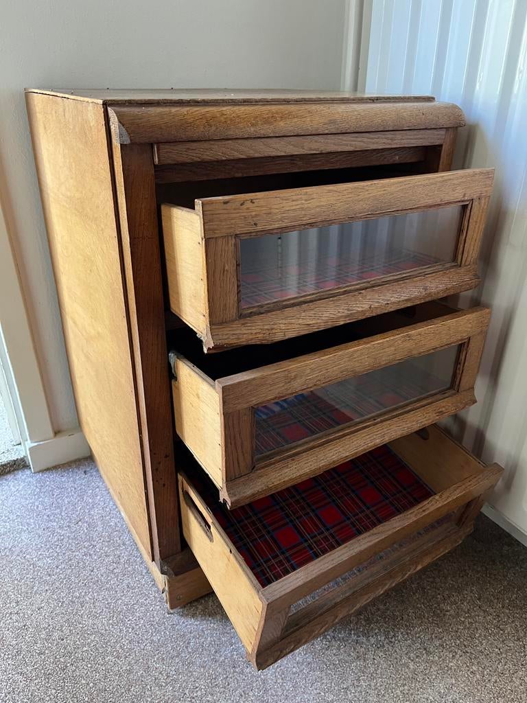 Vintage houten ladekastje met glazen fronten, Ophalen