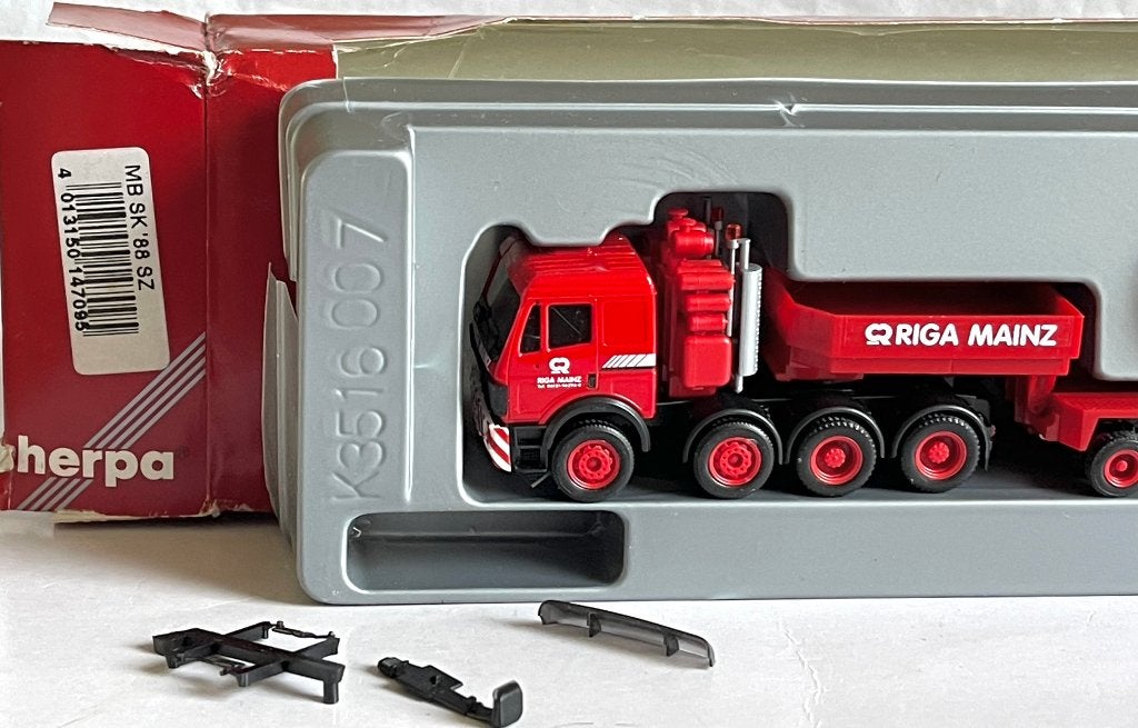 Herpa 147095: Mercedes-Benz SK '88 met Goldhofer dieplader, Ophalen of Verzenden, Zo goed als nieuw, Bus of Vrachtwagen, Herpa
