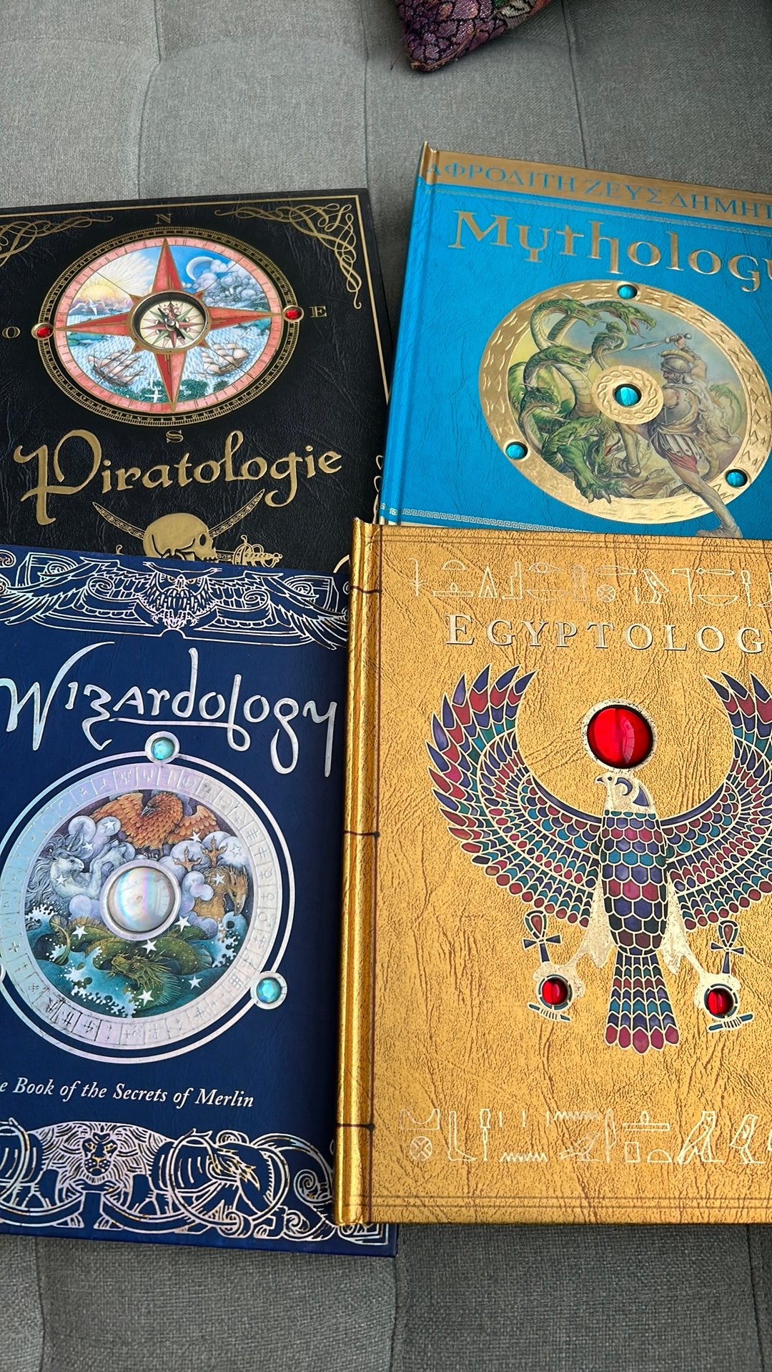 4 boeken uit de -Ology serie Egyptology Mythology wizardolgy, Ophalen of Verzenden, Gelezen, Prentenboek