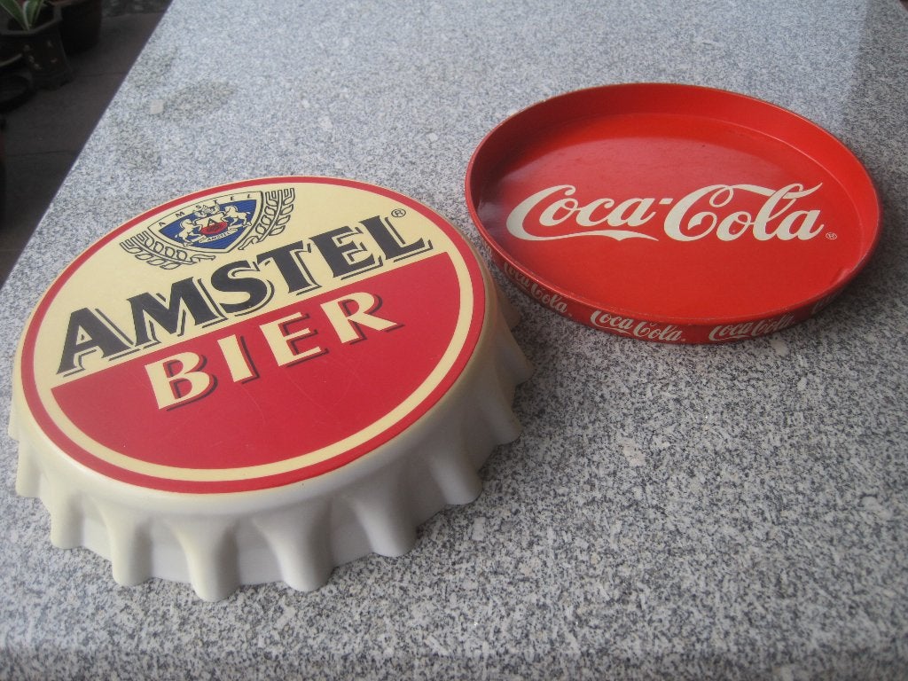 Vintage dienbladen Amstel bier en Coca Cola, Overige materialen, Gebruikt, Met opstaande rand, Rond