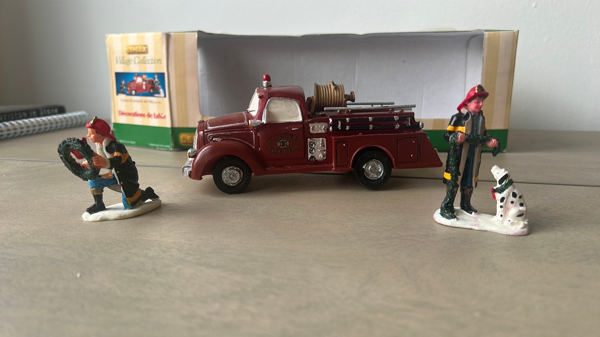 Lemax tafel accent brandweer voor kerstdorp, Ophalen of Verzenden, Zo goed als nieuw