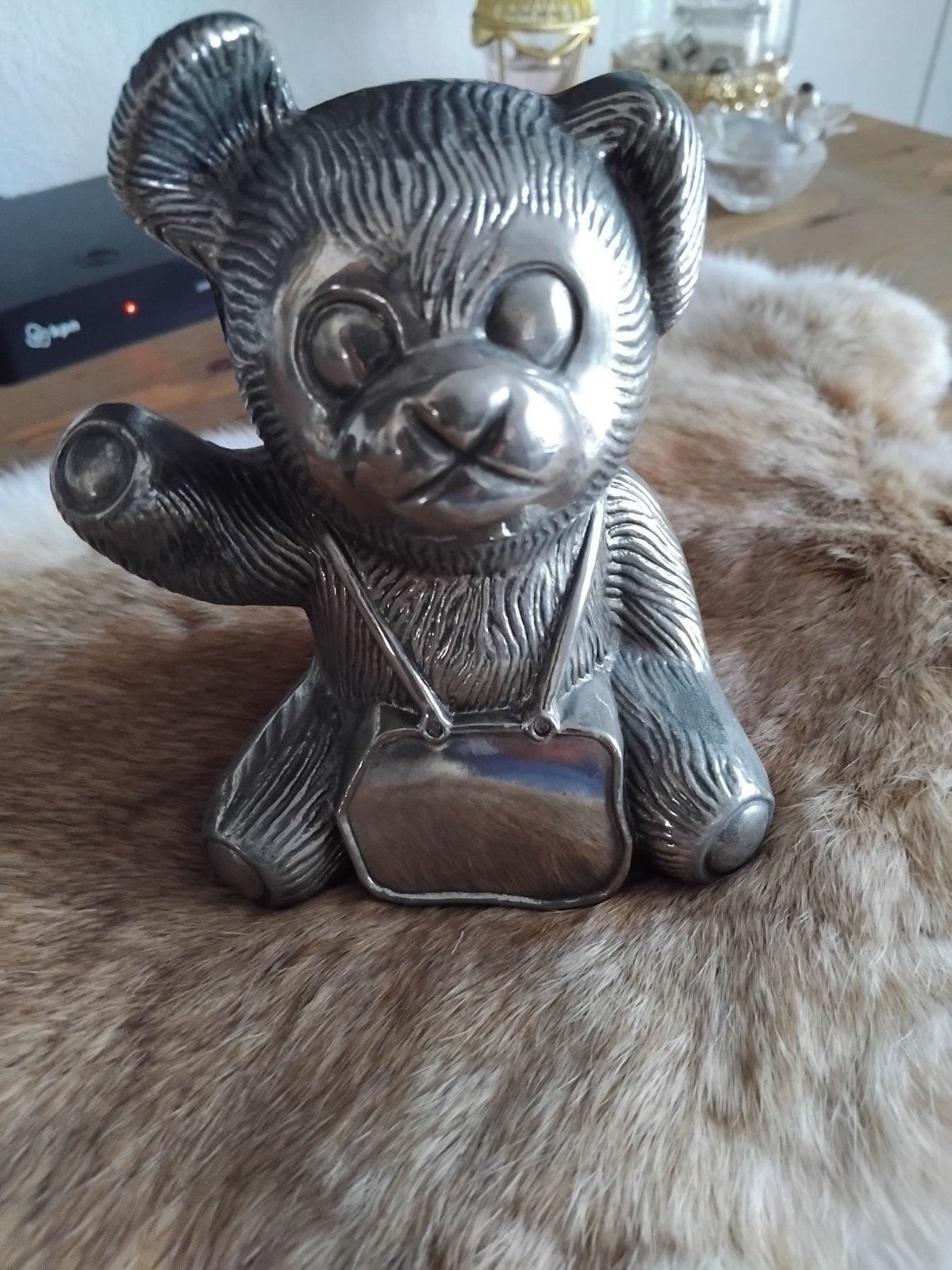 Een leuk verzilverde vintage spaarpot van een zwaaiende beer, Verzamelen, Spaarpotten, Ophalen of Verzenden, Gebruikt, Metaal of Blik