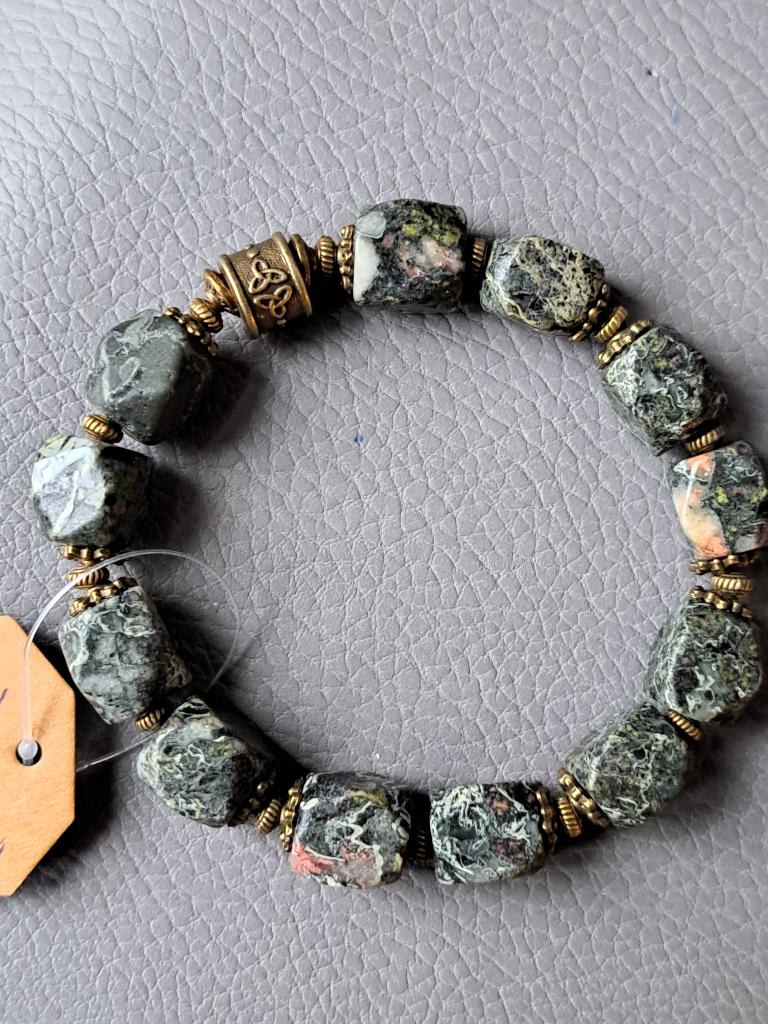 803 Edelsteen armband Nat. Kambaba Jaspis nuggets 12x10mm, Nieuw, Ophalen of Verzenden, Elastiek, Met edelsteen