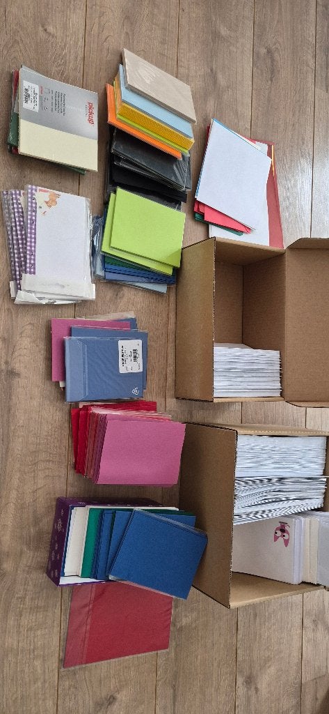 2 dozen met diverse gekleurde kaarten en enveloppen, Ophalen, Nieuw, Overige thema's, Blanco kaart of Basiskaart