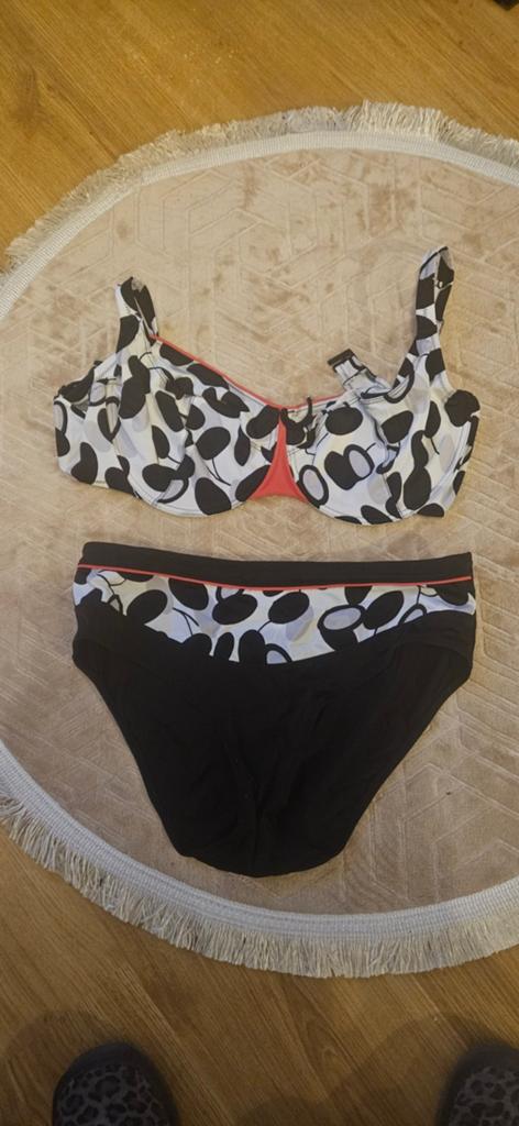 Bikini set zwart/wit met koraalrood accent, maat 40, Ophalen of Verzenden, Zo goed als nieuw, Wit, Bikini