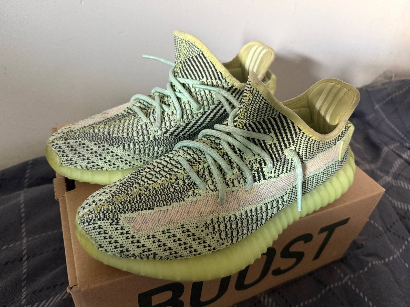 Yeezy Boost 350 V2 Yellow - Maat 42, Ophalen of Verzenden, Zo goed als nieuw, Sneakers of Gympen