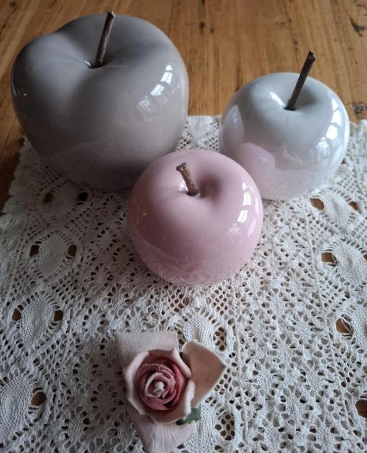 3 Keramieke pastel decoratie appels, grijs, roze, wit, Huis en Inrichting, Gebruikt, -, -, Ophalen of Verzenden
