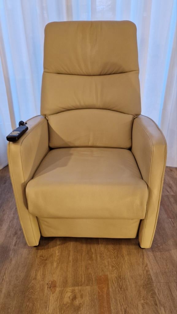 Elektrische Relaxstoel met sta-op-functie, als nieuw, Modern fit, Minder dan 75 cm, Leer, Ophalen of Verzenden